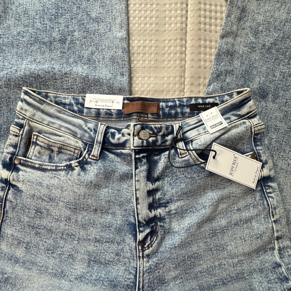 Judy Blue Light Acid Wash Wide Leg Jeans - Picture 5 of 10